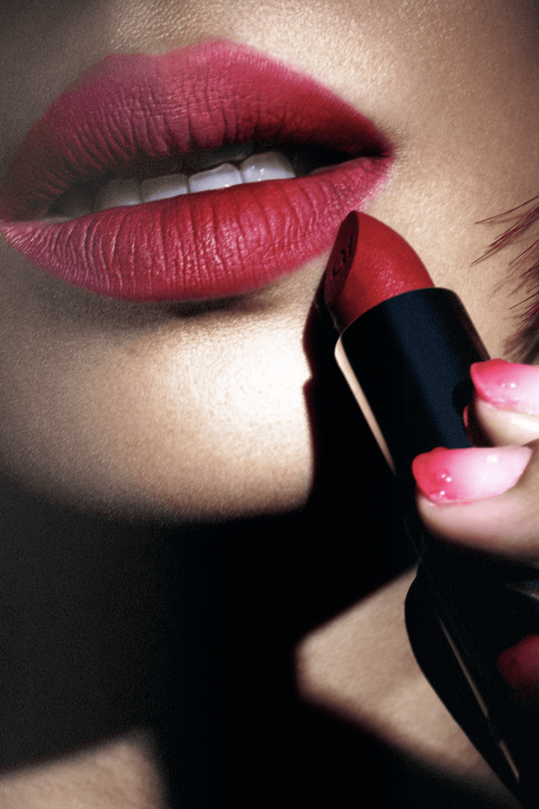 woman surrounded by flowers laying down, od beauty, makeup brand, ossiel ramos, diego díez