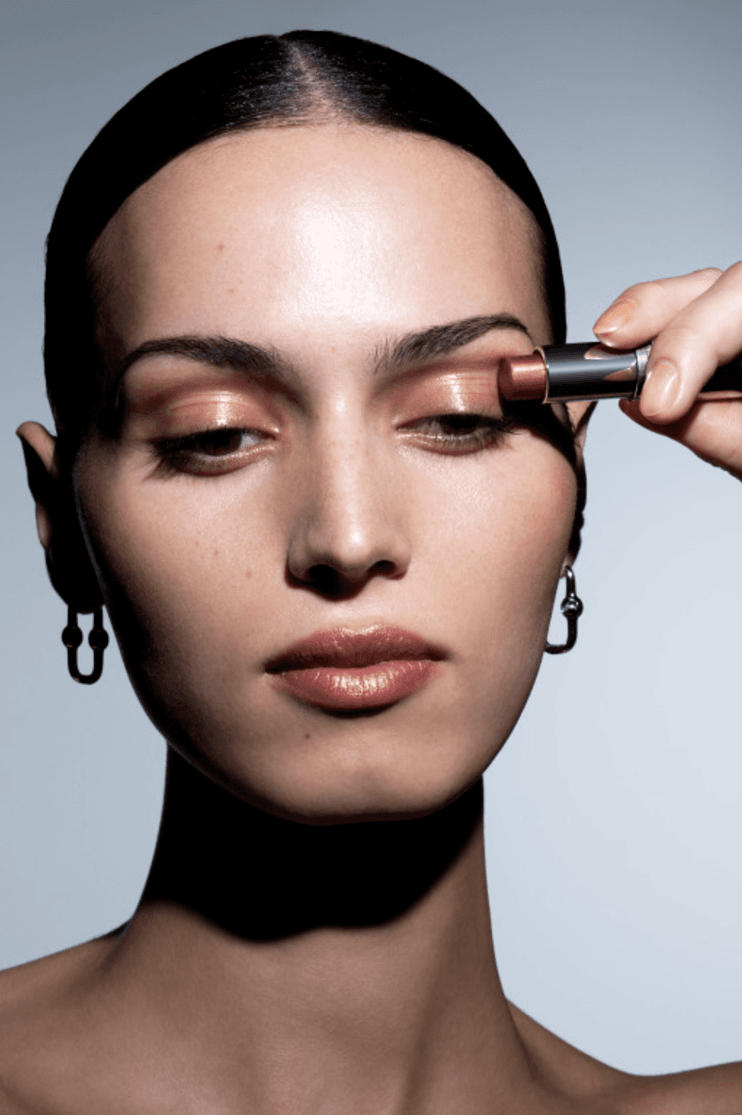 woman surrounded by flowers laying down, od beauty, makeup brand, ossiel ramos, diego díez