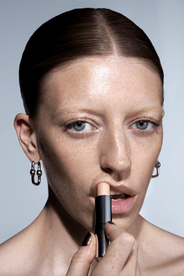 woman surrounded by flowers laying down, od beauty, makeup brand, ossiel ramos, diego díez