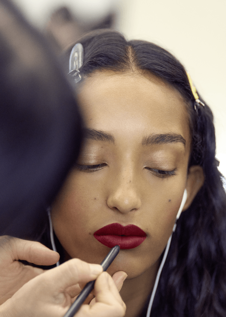 amelia gray wearing wavy hair under fish net at jean paul gaultier, fashion week, couture week beauty trends