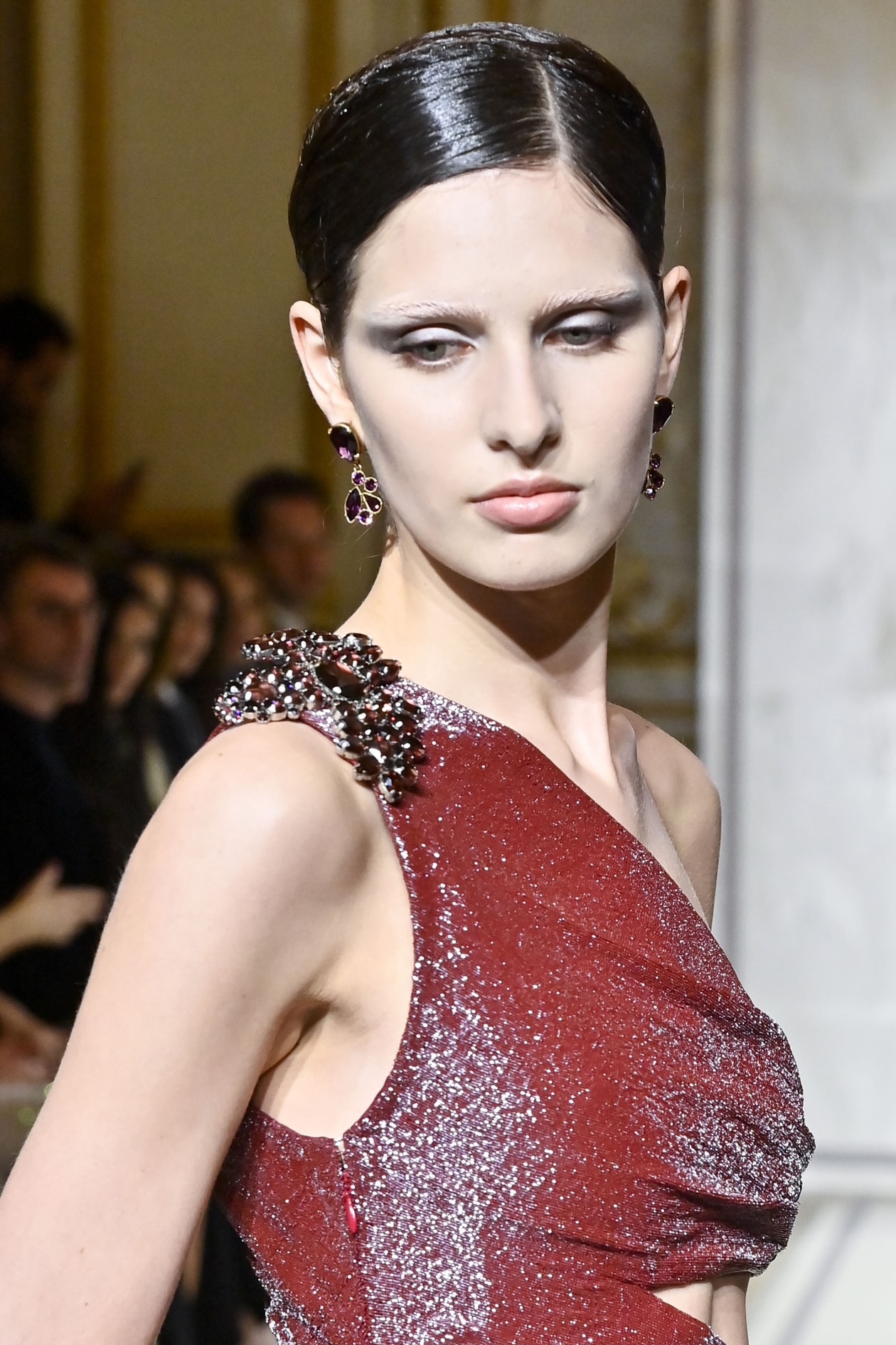 amelia gray wearing wavy hair under fish net at jean paul gaultier, fashion week, couture week beauty trends