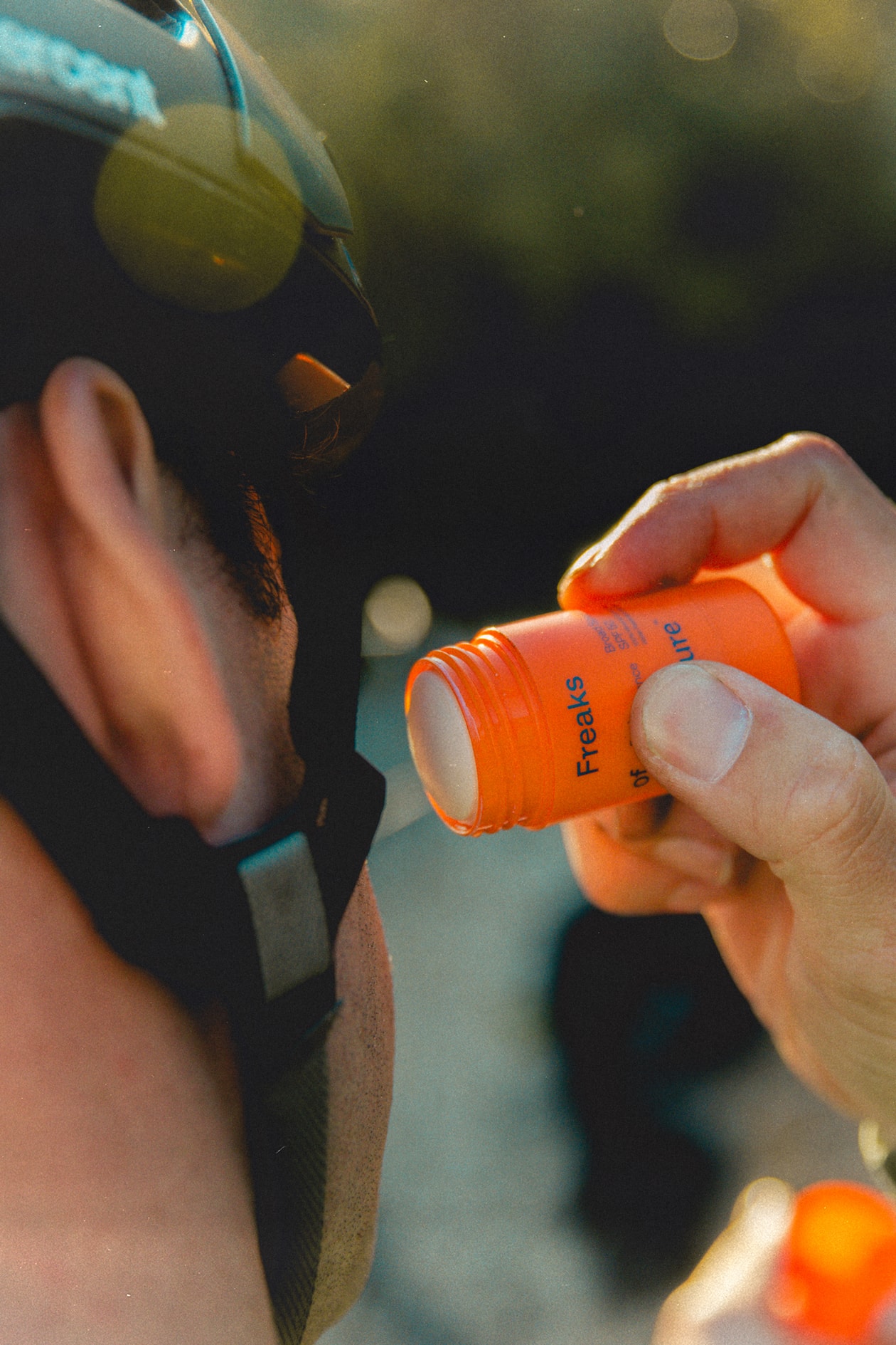 kelly slater applying sunscreen, freaks of nature sun care, beauty, skincare, surfing