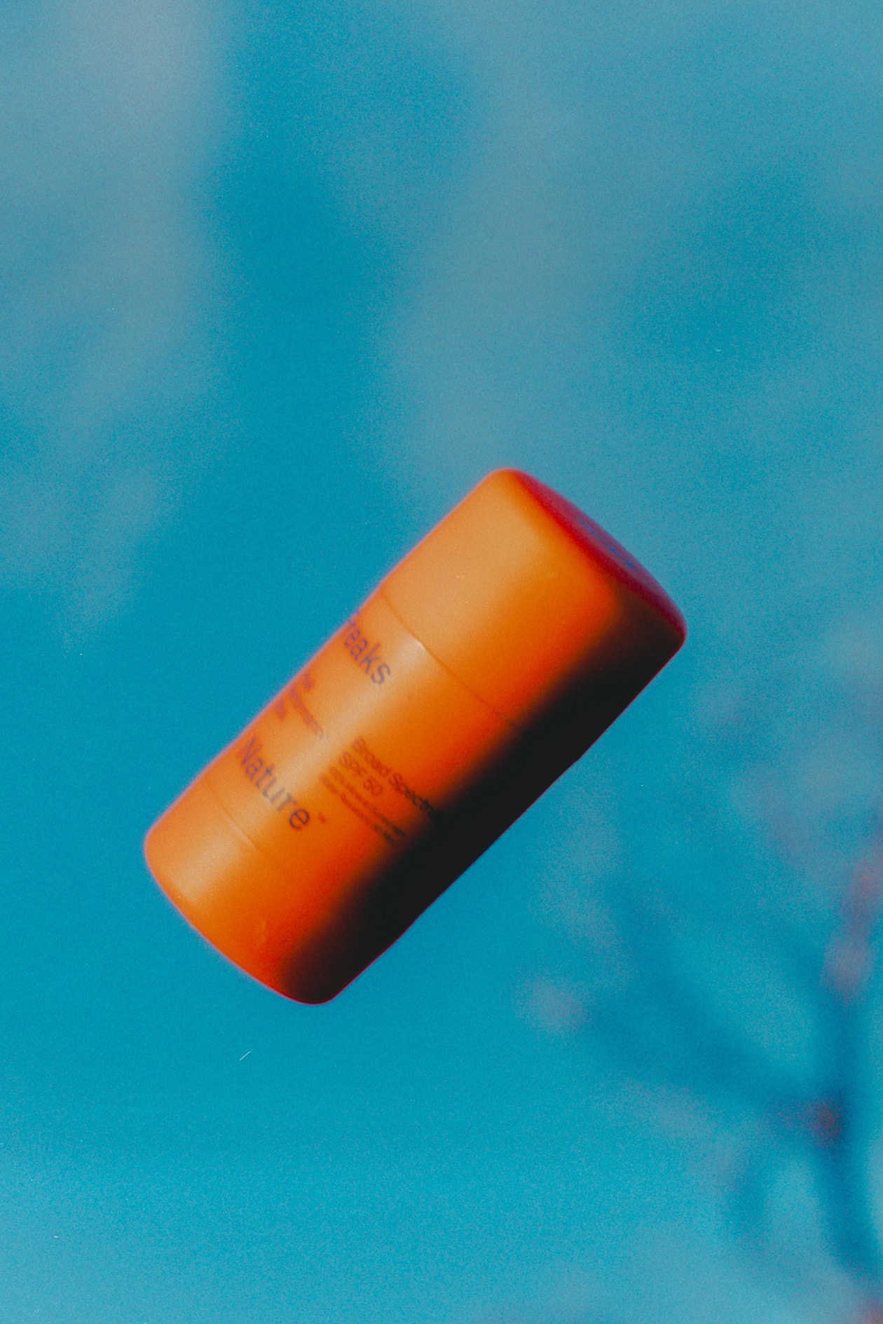 kelly slater applying sunscreen, freaks of nature sun care, beauty, skincare, surfing