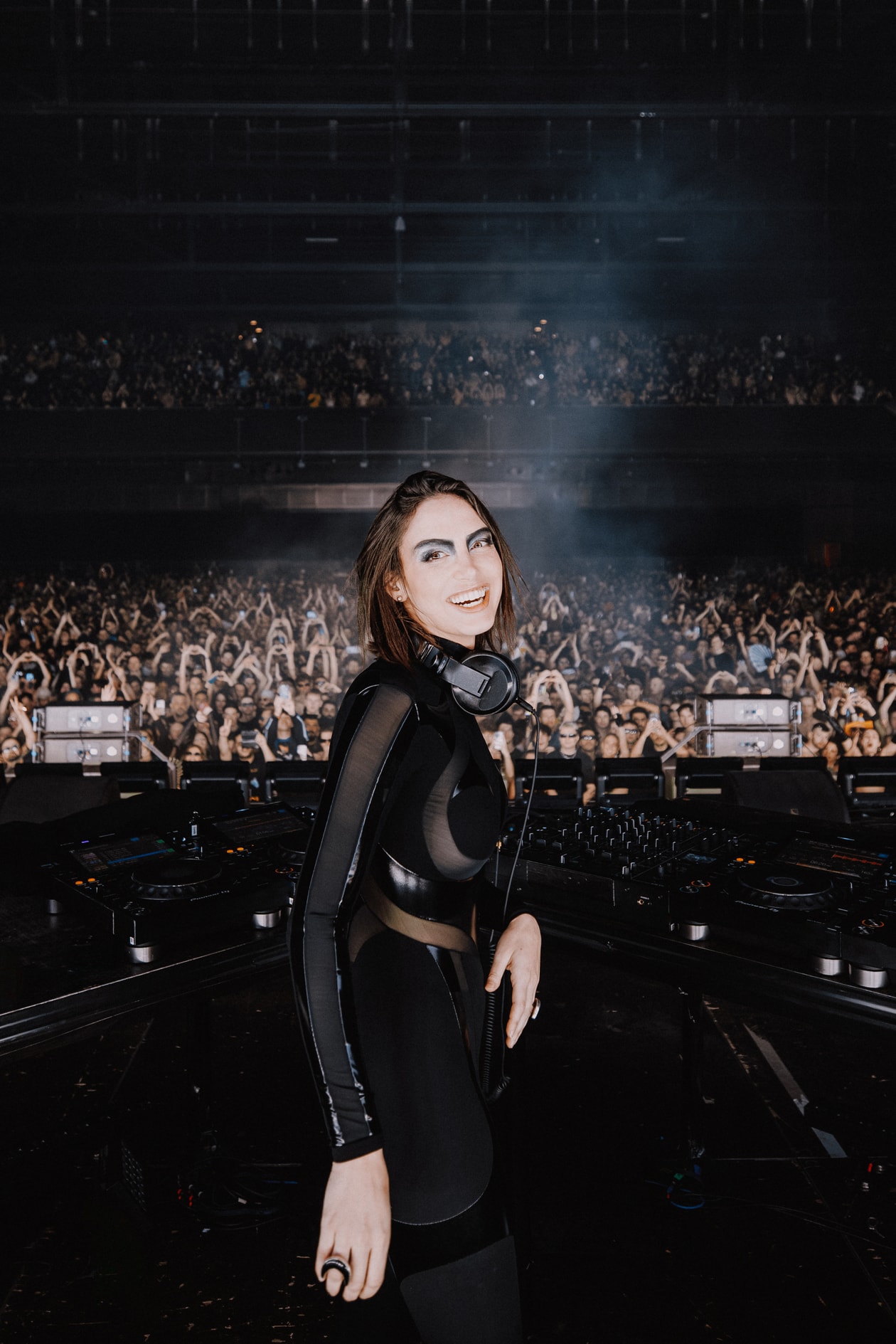 sara landry posing, interview beauty, makeup, skincare 