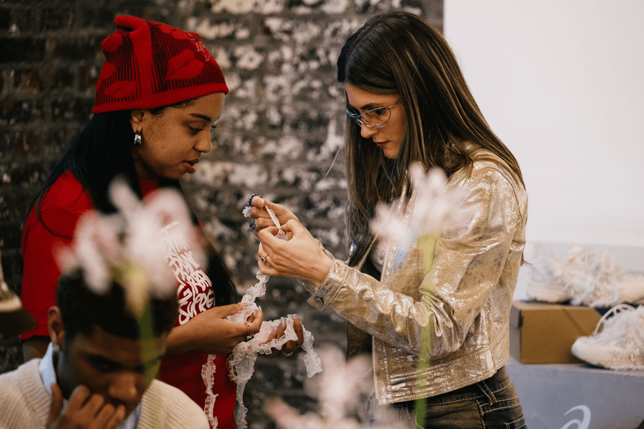 Asics dan Metagirl menyelenggarakan kelas kustomisasi di NYC 9 Asics Metagirl Caterina Mongillo Gel Nunobiki Sepatu Sepatu Sepatu Kustomisasi Kelas Kelas Personalisasi Bulu Berkelanjutan Metal Acara Kota New York Bawah Sisi Timur Chinatown