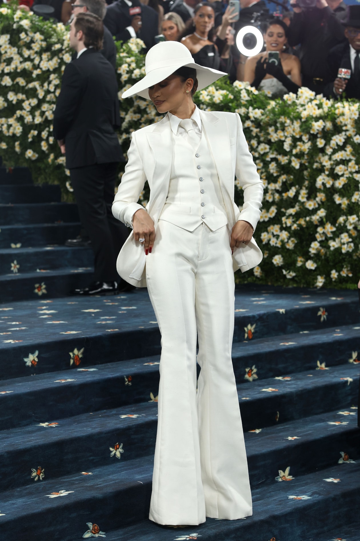 emma chamberlain met gala red carpet tailoring blonde woman body 