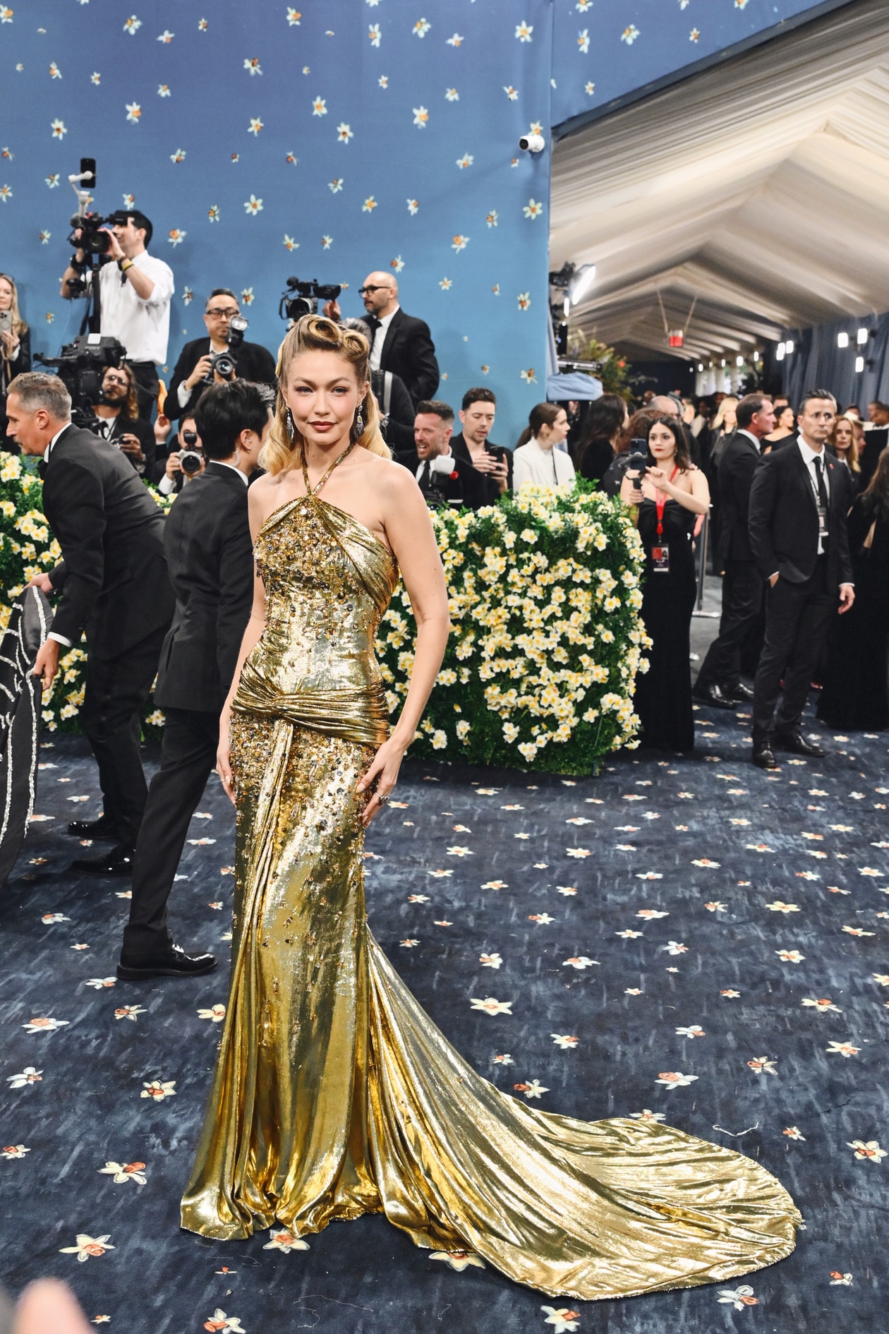 emma chamberlain met gala red carpet tailoring blonde woman body 