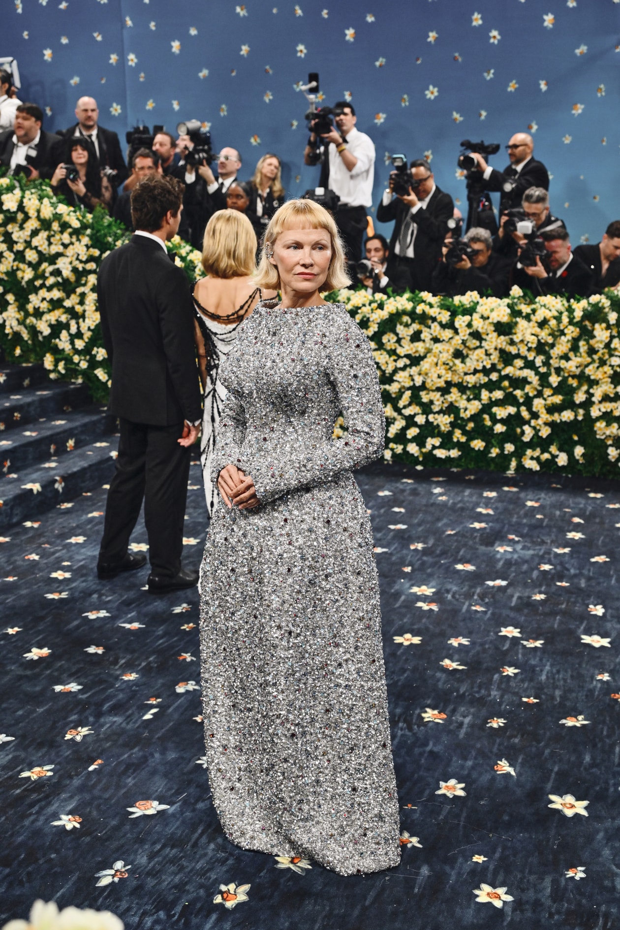 emma chamberlain met gala red carpet tailoring blonde woman body 