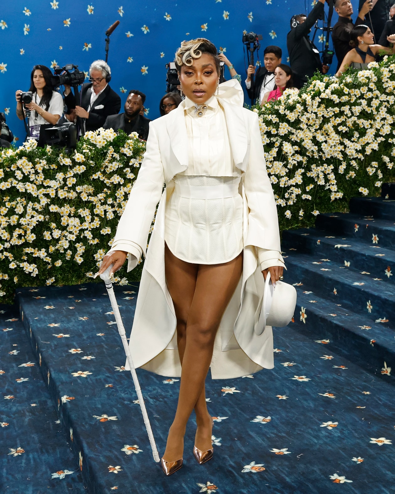 emma chamberlain met gala red carpet tailoring blonde woman body 