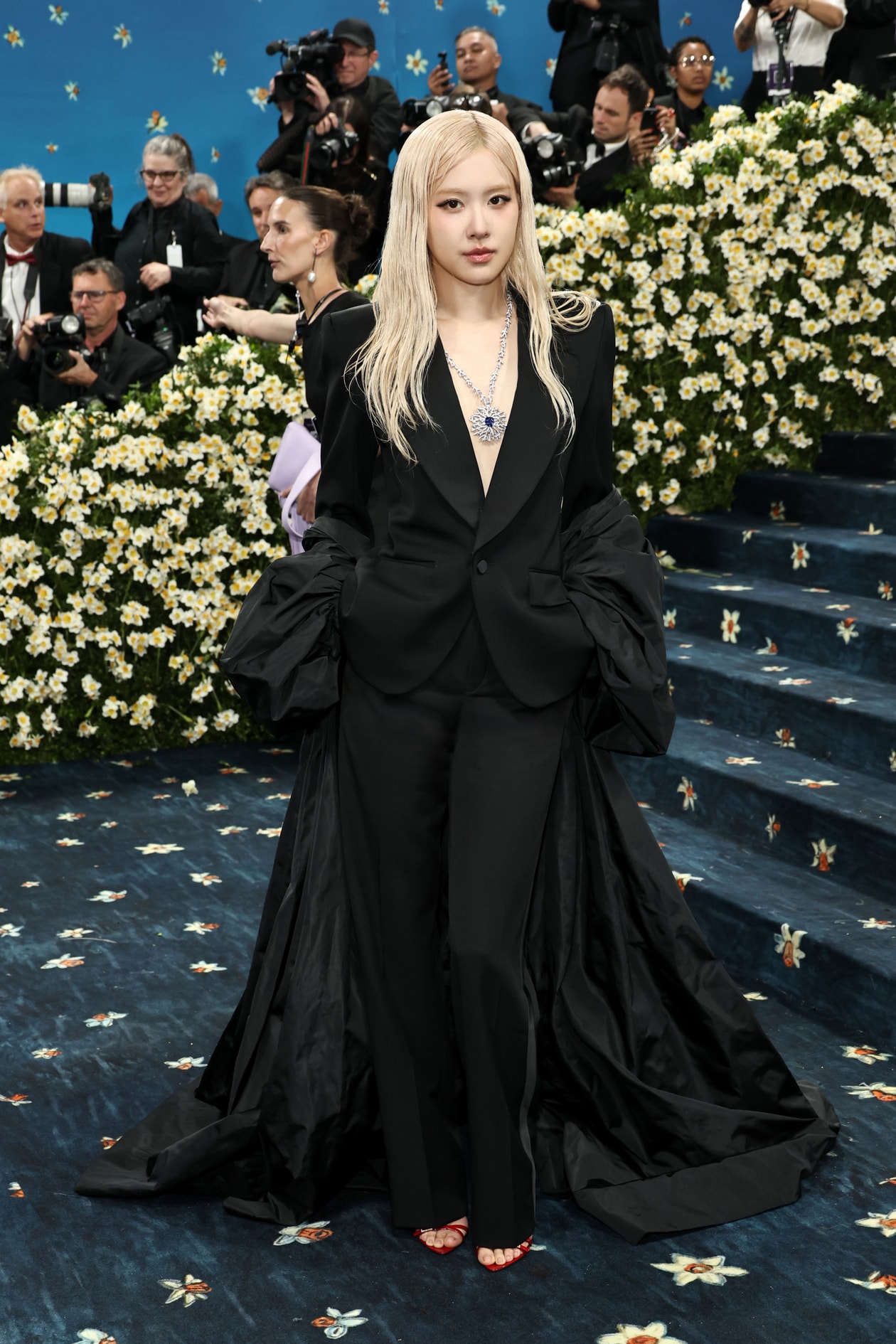 emma chamberlain met gala red carpet tailoring blonde woman body 