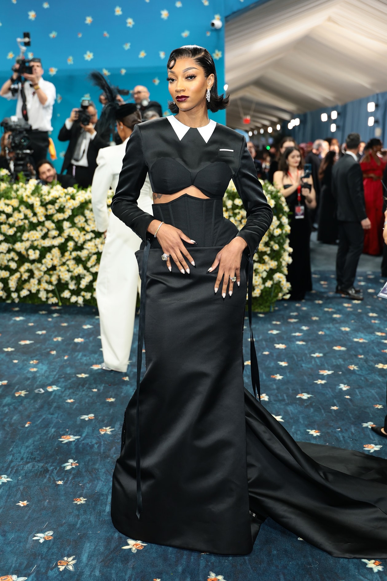 emma chamberlain met gala red carpet tailoring blonde woman body 