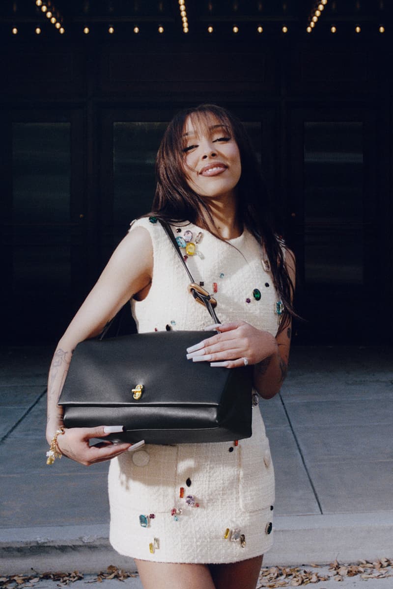 Marc Jacobs, Doja Cat, Pre-Fall 2025 Campaign, Dual Bag, Collection, Tops, Shoulder Bags, Baby Blue, Pink, Tank Top, White, Jeans, Sack Bag, Baby Tee