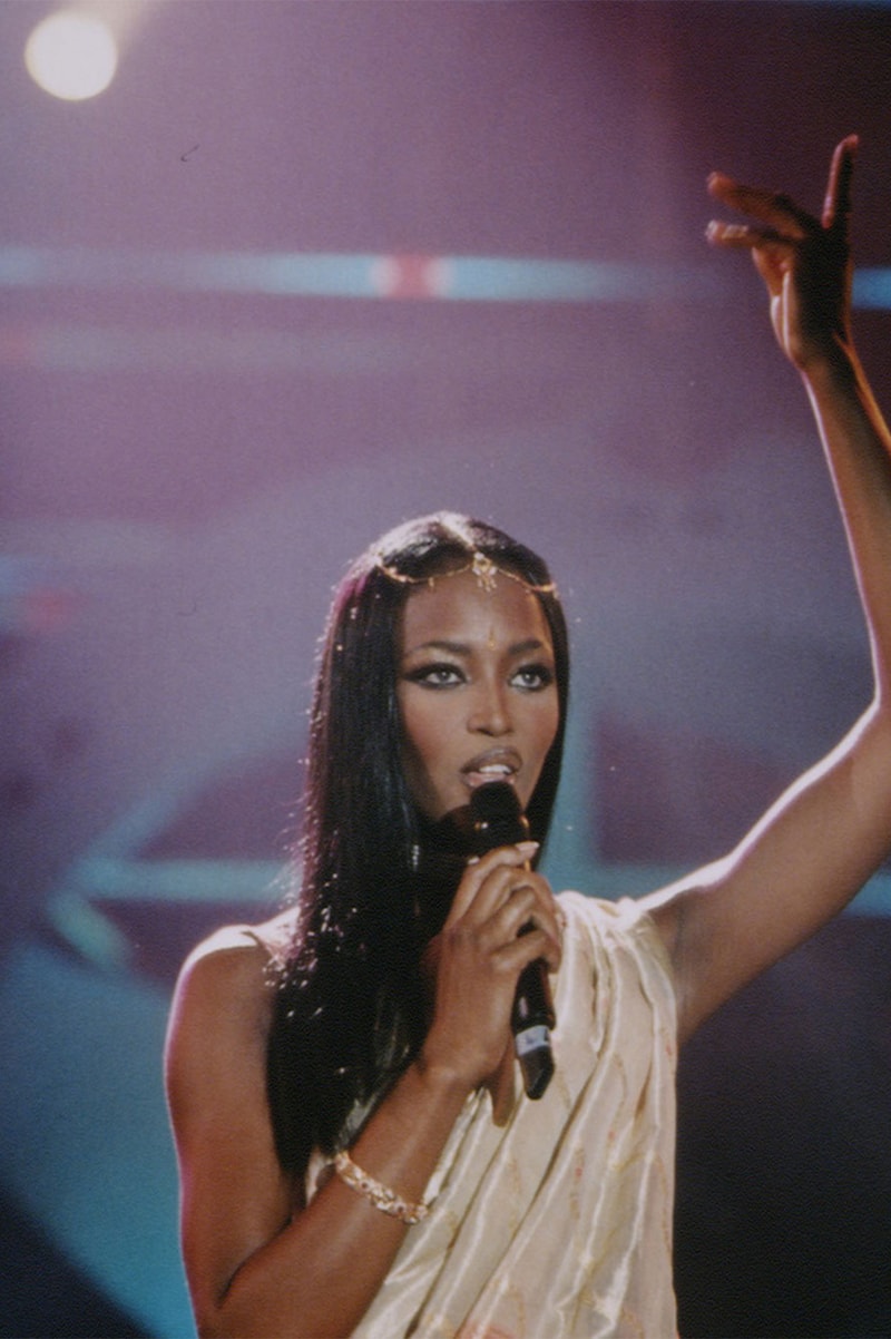 Naomi Campbell singing baby woman