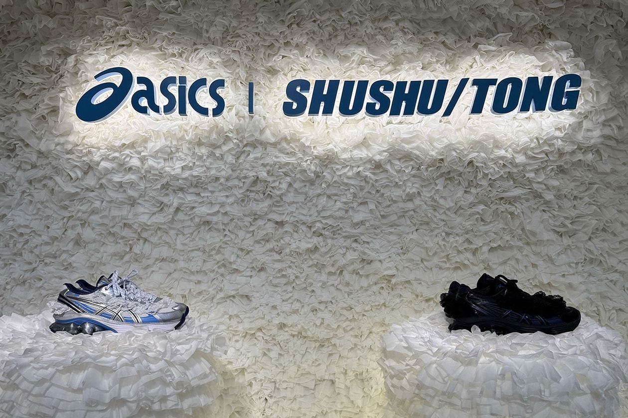 SHUSHU/TONG × ASICS GEL-KINETIC FLUENT 球鞋、藍黑銀配色、蕾絲細節