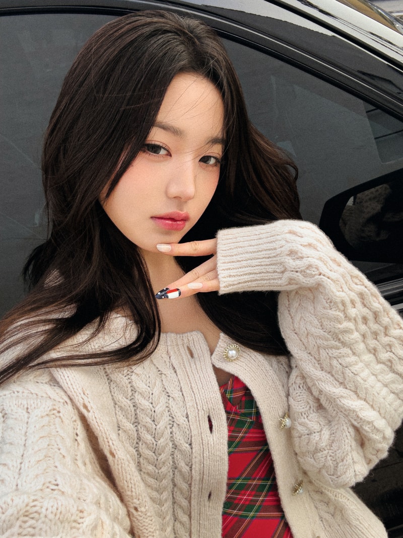 jang won young, tommy jeans, denim, girls, jackets, blazers, suede bags