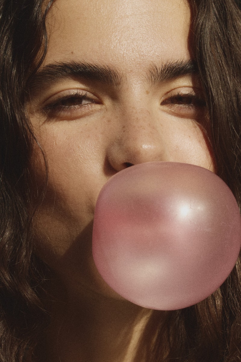 barcelona, laagam, sneakers, mesh, woman, pink balloons, brown shoes, laces, bananas