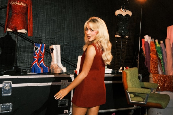 Sabrina Carpenter, Backstage, Set, Experience, Singer
