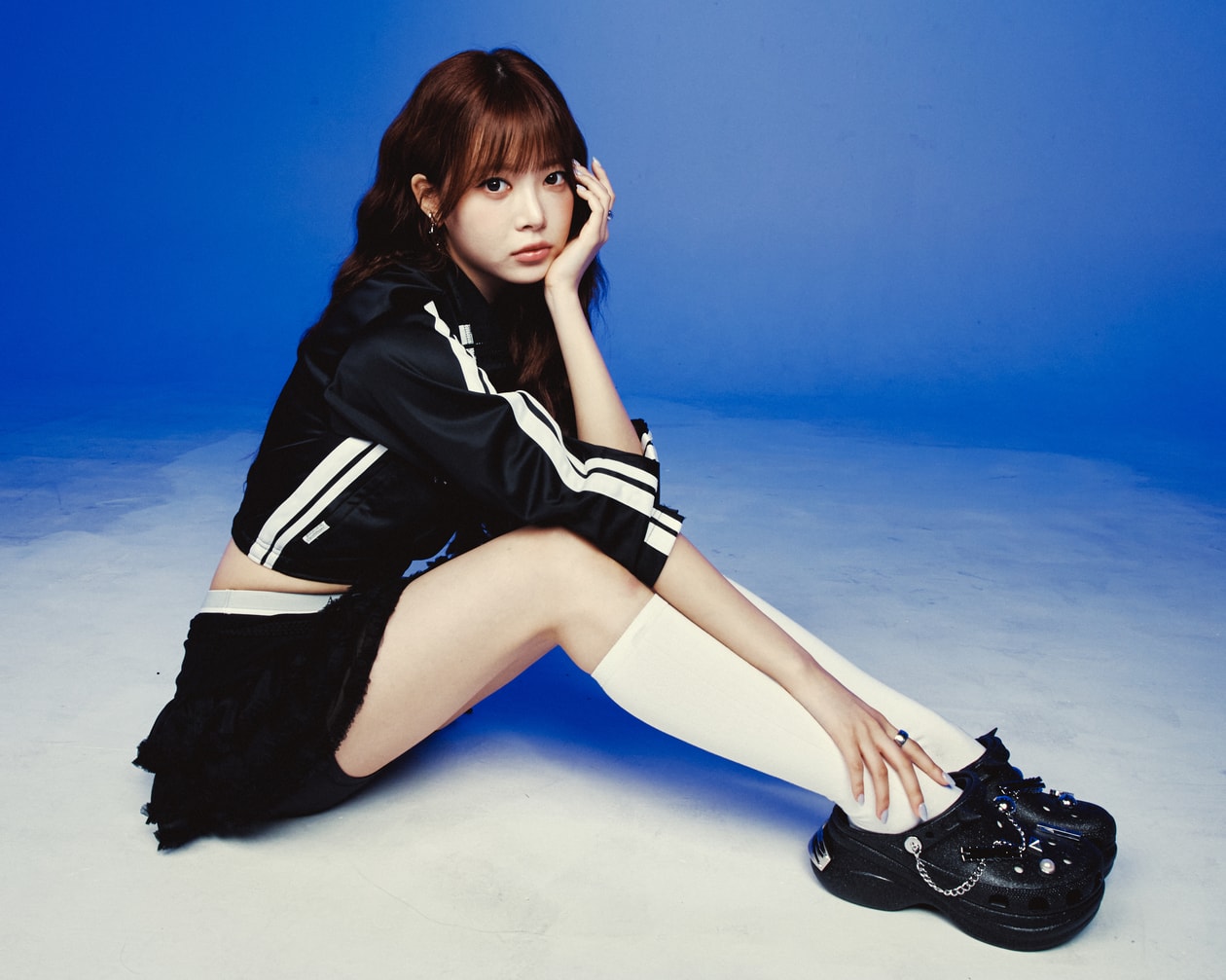 LE SSERAFIM x Crocs 首次聯乘 Bae Clog 宣傳照