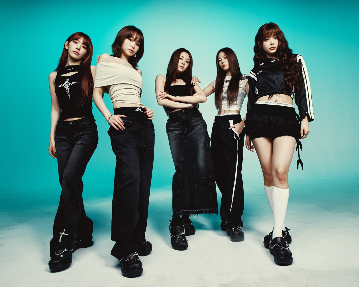 LE SSERAFIM x Crocs 首次聯乘 Bae Clog 宣傳照