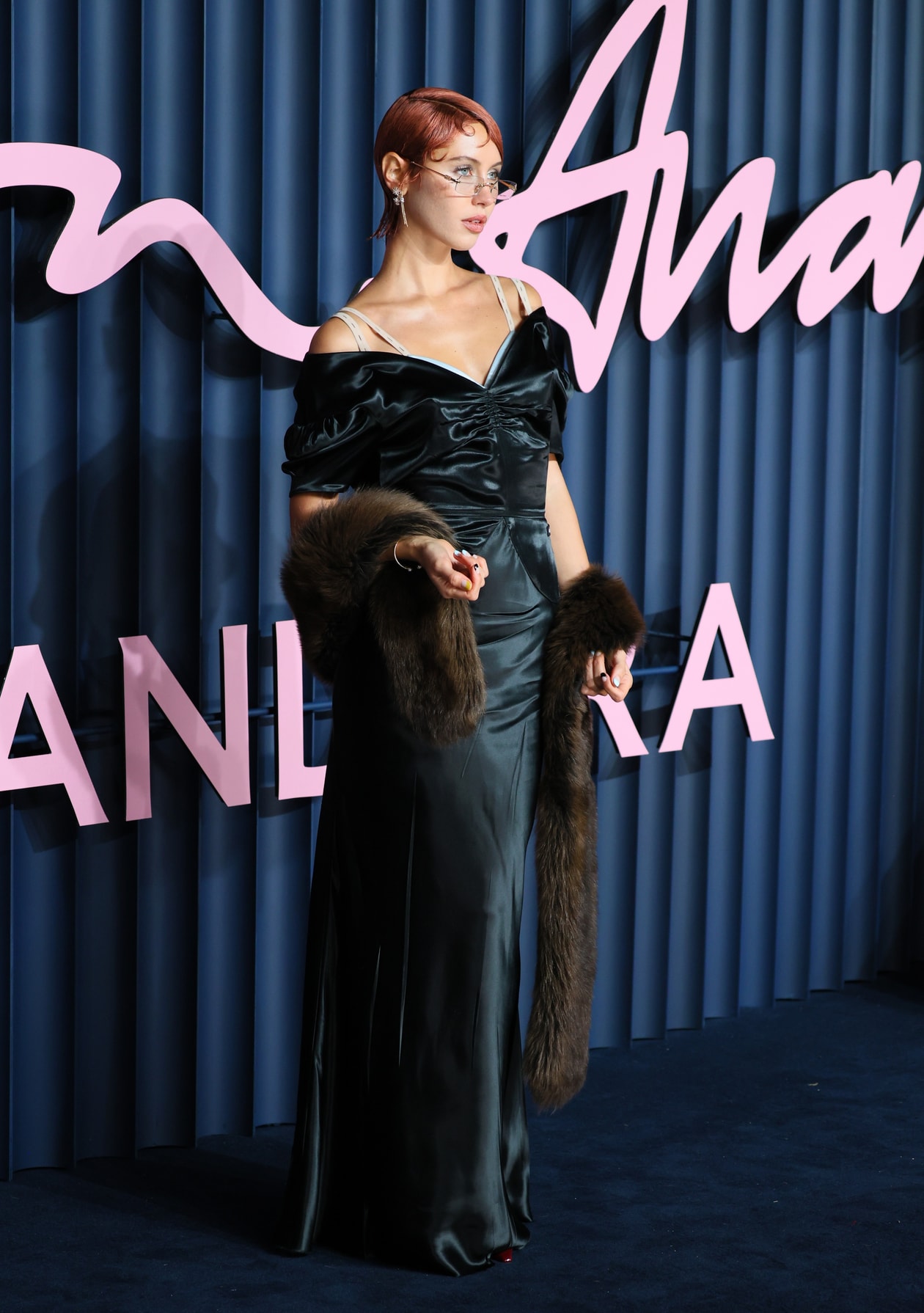 fashion awards 红毯，PinkPantheress，Ellie Goulding，孕肚，透视礼服，Leomie Anderson 造型