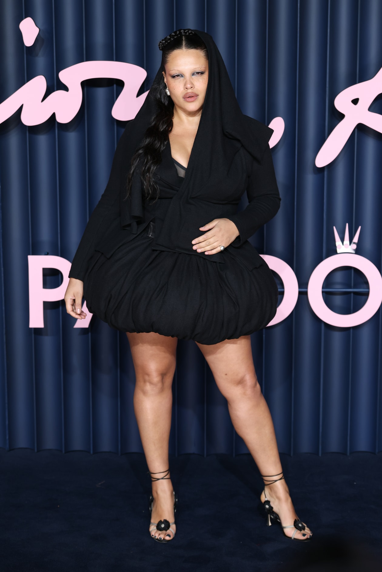 fashion awards 红毯，PinkPantheress，Ellie Goulding，孕肚，透视礼服，Leomie Anderson 造型