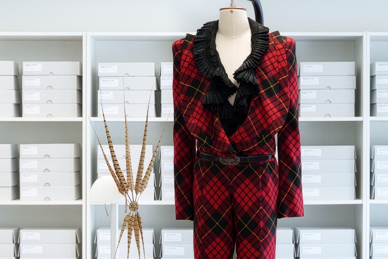 Jeremy Scott Bella Hadid Moschino, fashion, celebrity, designers, clothes, red carpet