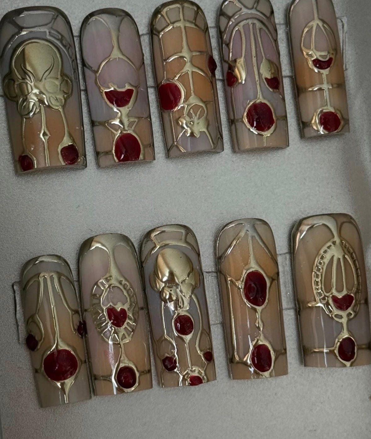 Zara Larsson 美甲，2026 GRAMMYs，KATSEYE，Sabrina Carpenter，Doechii，Kehlani，Chappell Roan，Addison Rae