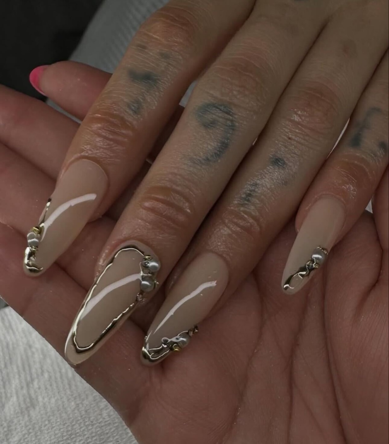 Zara Larsson 美甲，2026 GRAMMYs，KATSEYE，Sabrina Carpenter，Doechii，Kehlani，Chappell Roan，Addison Rae