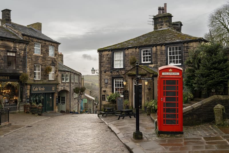 Wuthering Heights, Airbnb, margot robbie, jacob elordi, vacations, holidays, uk, england, hotels, countryside