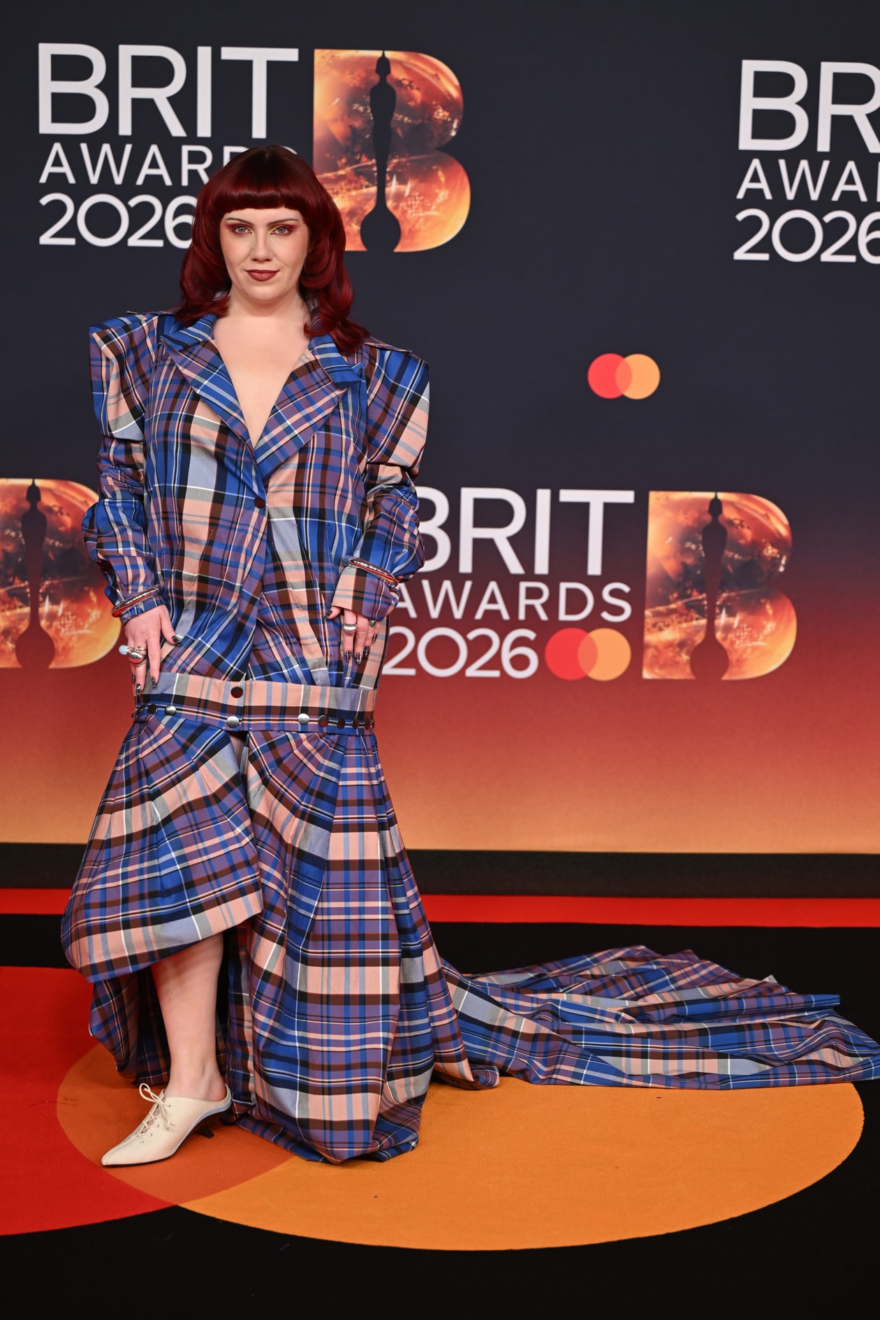 Brit Awards, red carpet, celebrities, dua lipa, harry styles, rose, rosalia, chanel, gucci