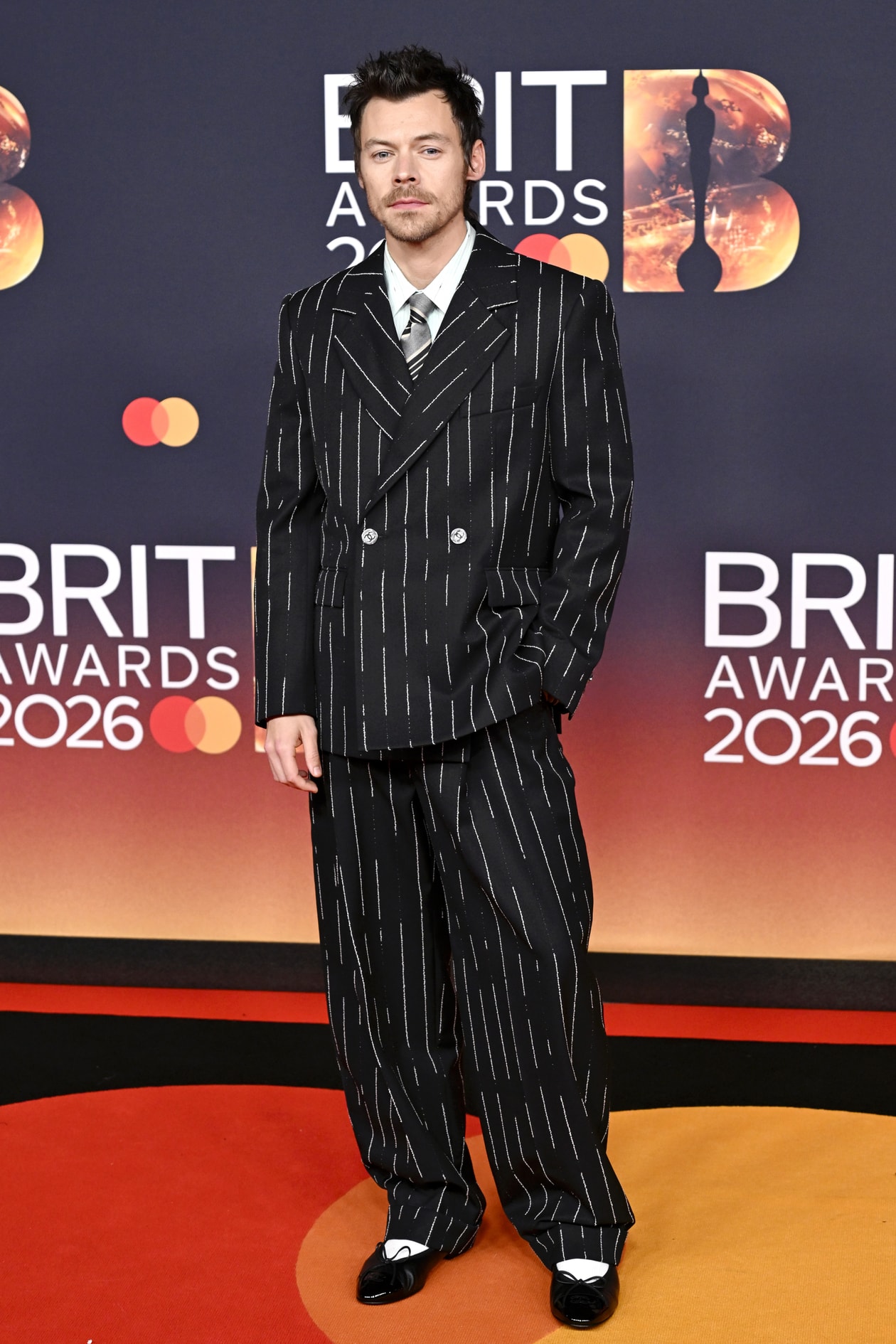 Brit Awards, red carpet, celebrities, dua lipa, harry styles, rose, rosalia, chanel, gucci