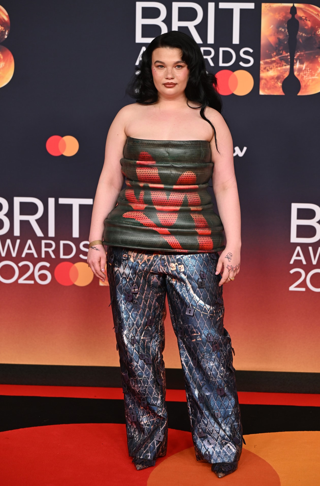 Brit Awards, red carpet, celebrities, dua lipa, harry styles, rose, rosalia, chanel, gucci