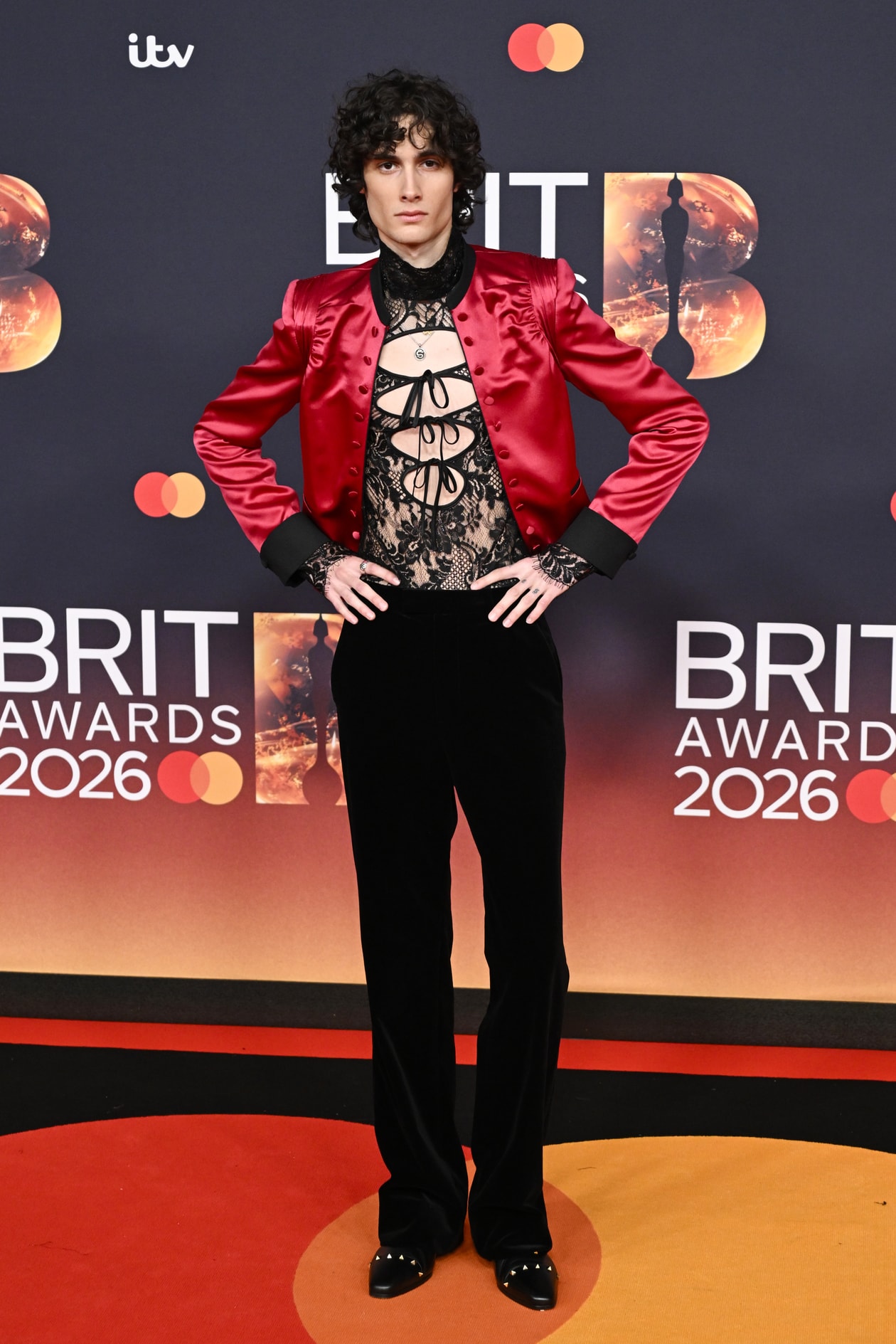 Brit Awards, red carpet, celebrities, dua lipa, harry styles, rose, rosalia, chanel, gucci
