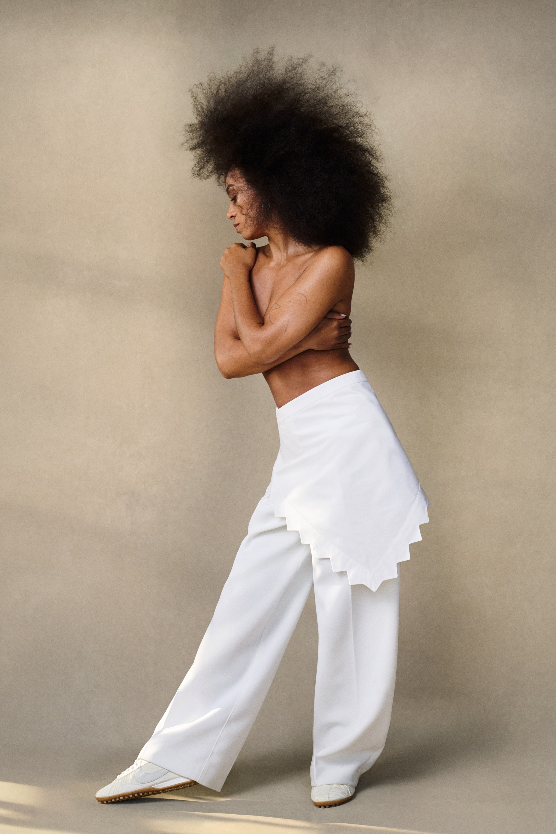 solange, woman, body, jacquemus, nike, moon shoe sneaker, pastel satin pink, chocolate brown