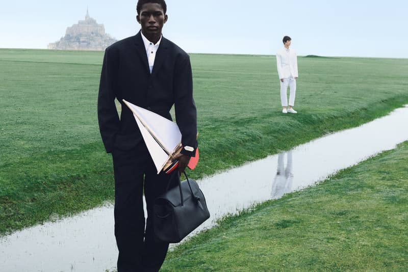 jacquemus, woman, bag, field, grass, model, sitting on a chair