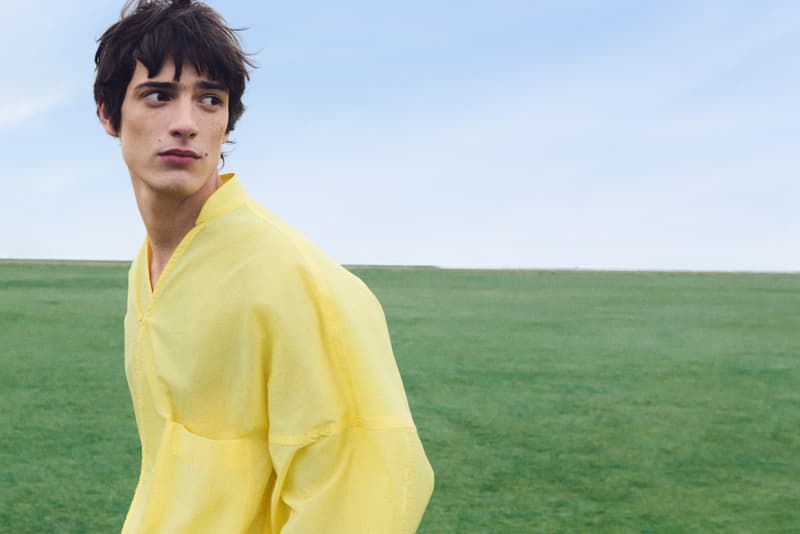 jacquemus, woman, bag, field, grass, model, sitting on a chair