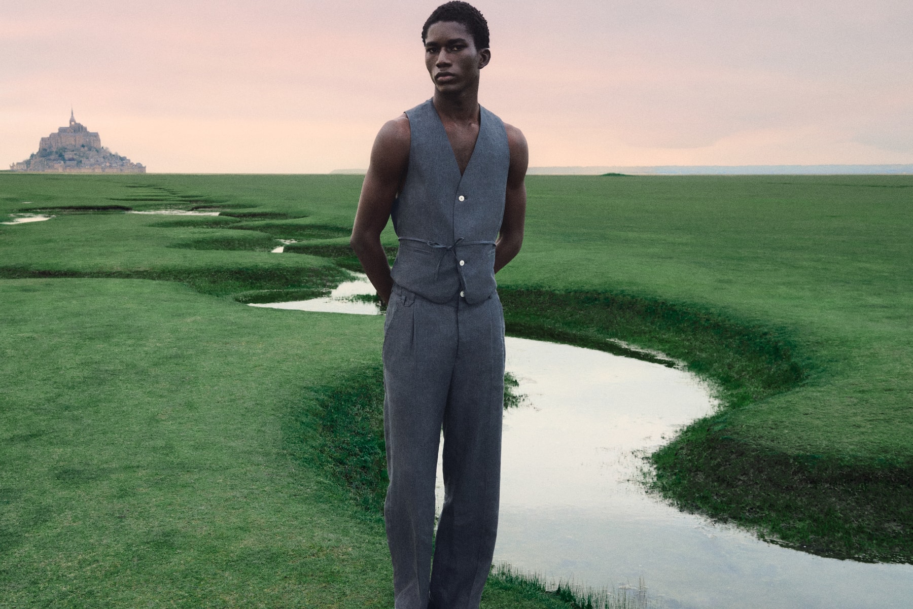 jacquemus, woman, bag, field, grass, model, sitting on a chair