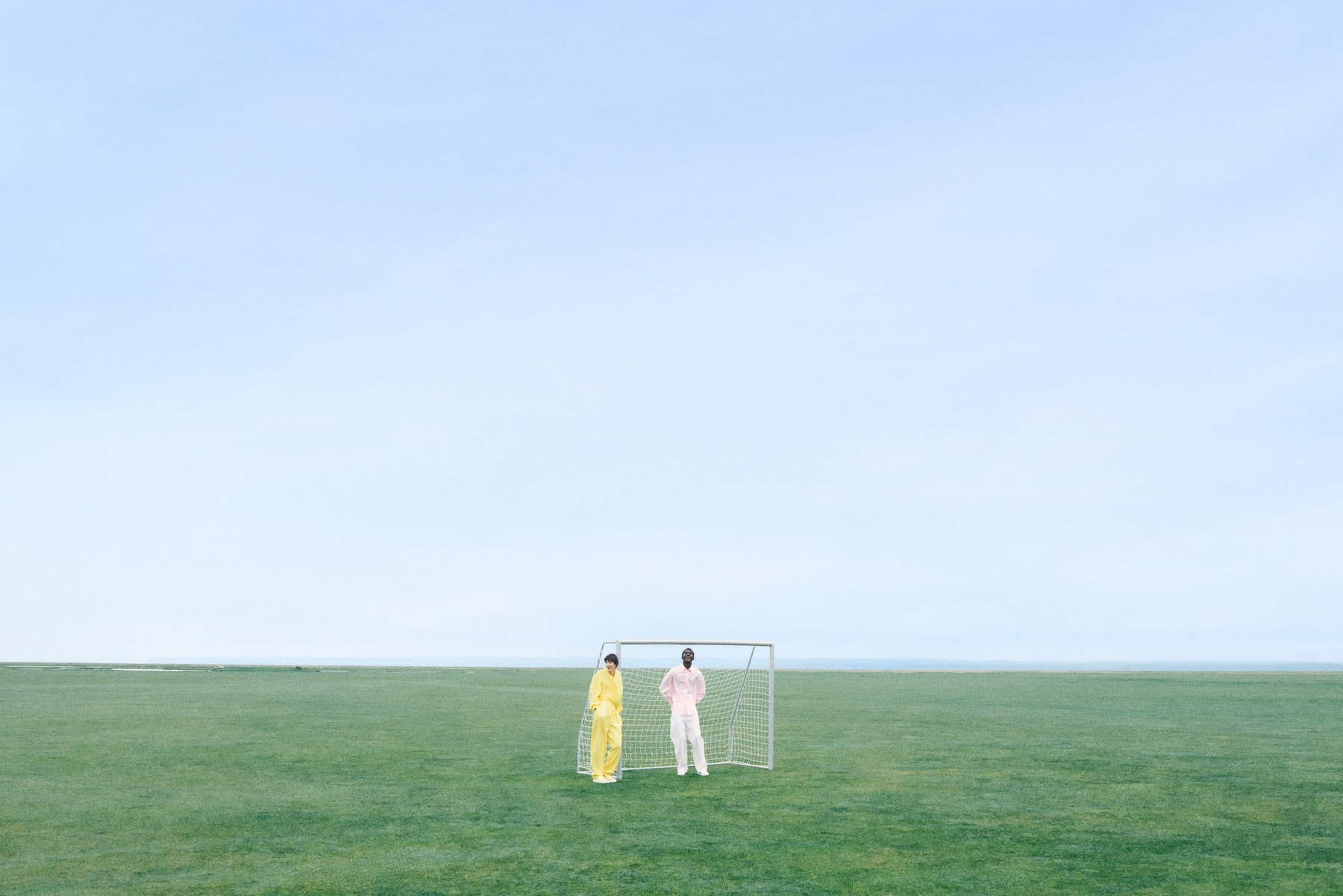 jacquemus, woman, bag, field, grass, model, sitting on a chair