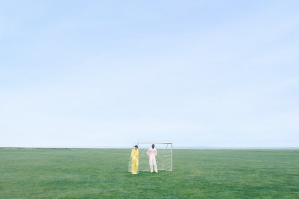 jacquemus, woman, bag, field, grass, model, sitting on a chair