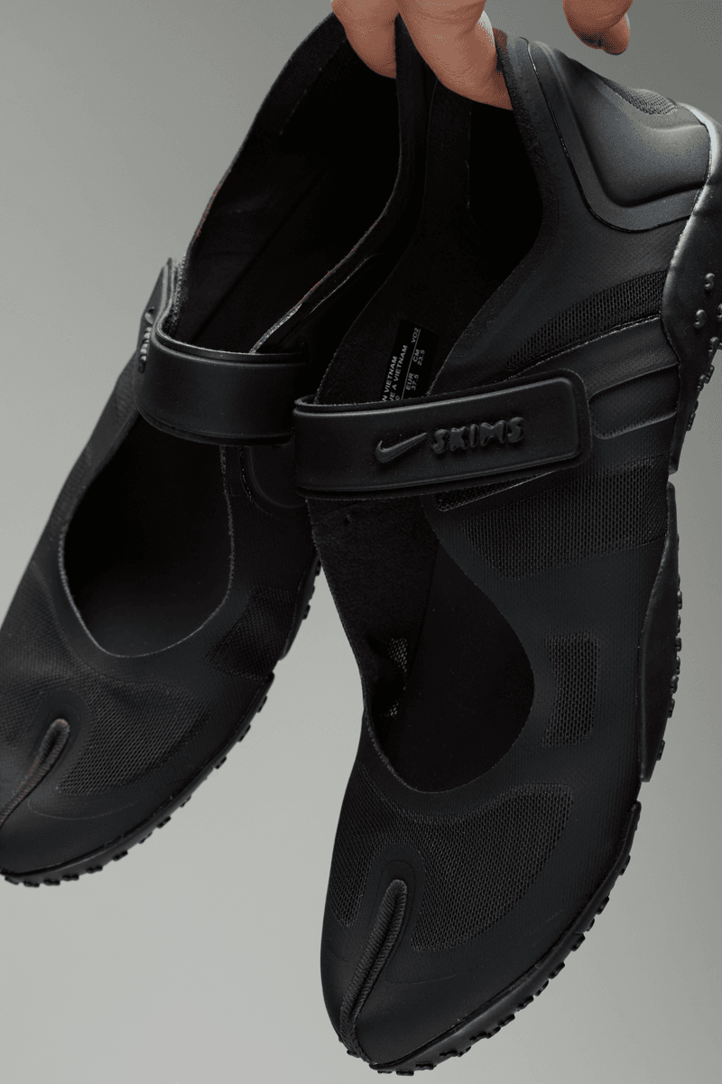 unbox unboxing haul nikeskims rift mesh air split toe silhouette shoes nike kim kardashian velvet brown bone black colorways air rift satin hypebae 