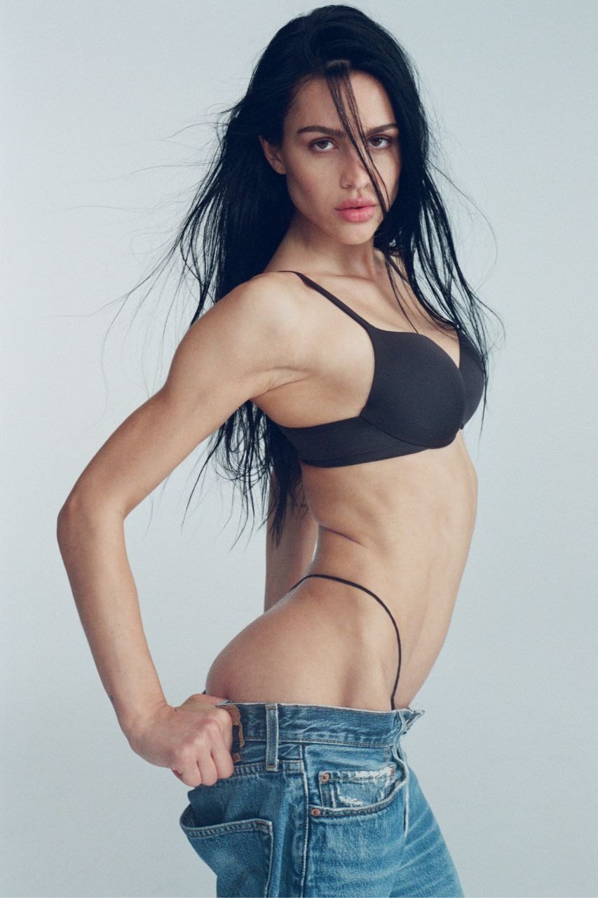 Amelia Gray, SKIMS, Ultimate T-Shirt Bra, SKIMS bras, Underwear, Bras, Kim Kardashian, Push-up Bras, Lingerie, Fashion, Models, Celebrities