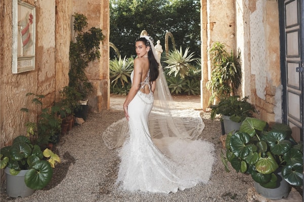 dua lipa, callum turner, wedding, chanel, haute couture, wedding dress, matthieu blazy, closer look