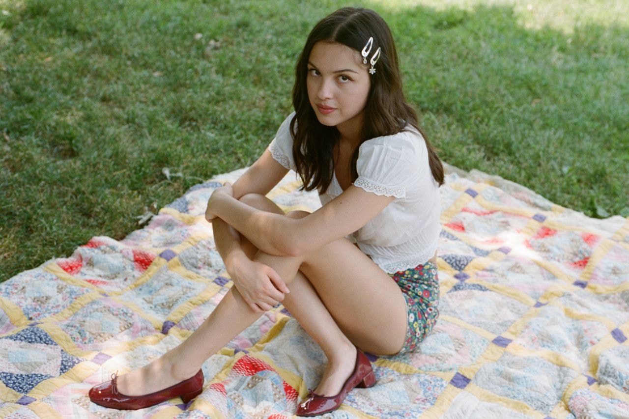 Olivia Rodrigo, Music Festivals, Daisy Chain Fields, Etsy, DIY, Festival Merch, Merch, Crafts, Collectibles, Albums, Music, Singers, Artists, Female Artists, Women's Rights, Charities, Doechii, KATSEYE, Mitski, Stevie Knicks, Chappell Roan, Santigold, Rachel Chinouriri, Karen O