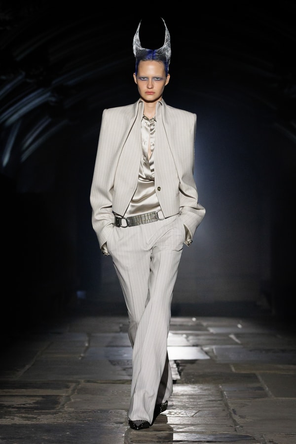 McQueen, SS27, London Fashion Week, Runways, Emilia Clarke, Alexa Chung, Salma Hayek 