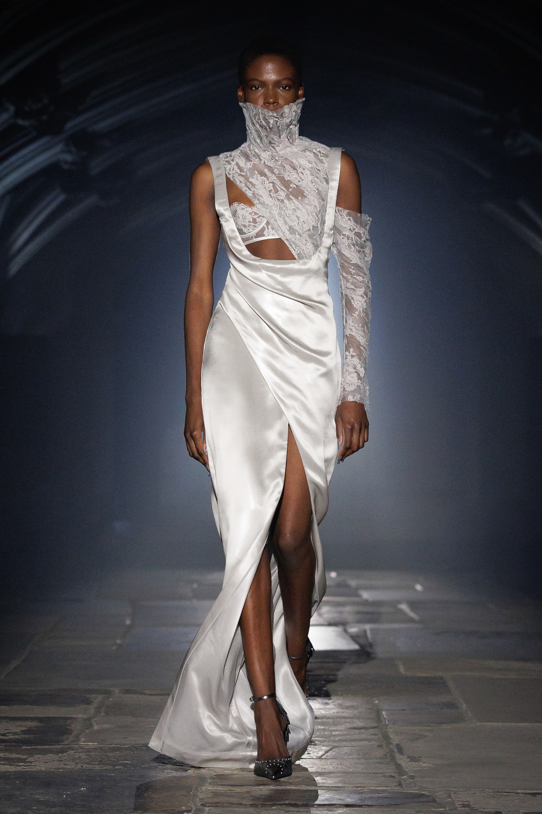 McQueen, SS27, London Fashion Week, Runways, Emilia Clarke, Alexa Chung, Salma Hayek 