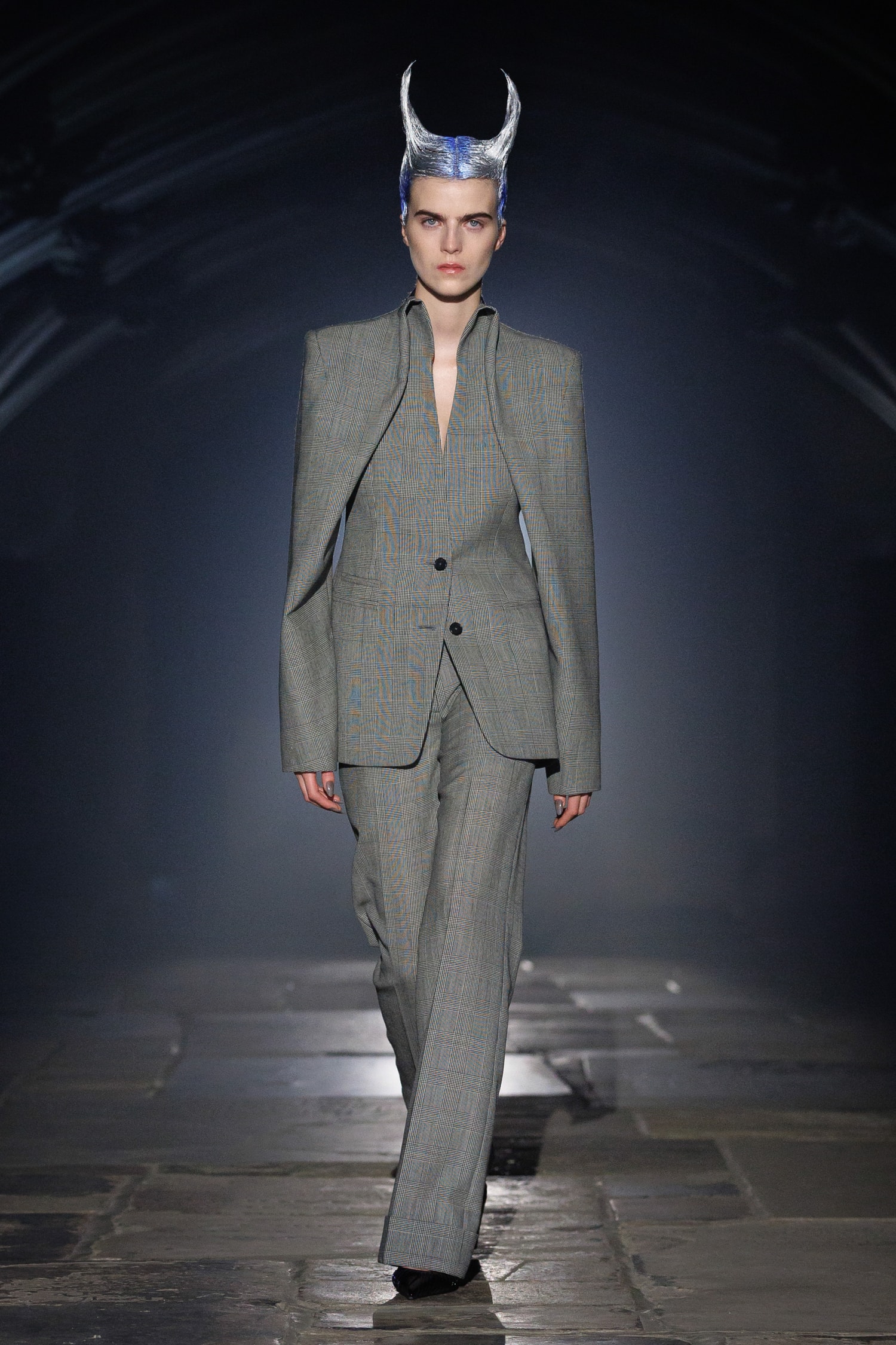 McQueen, SS27, London Fashion Week, Runways, Emilia Clarke, Alexa Chung, Salma Hayek 