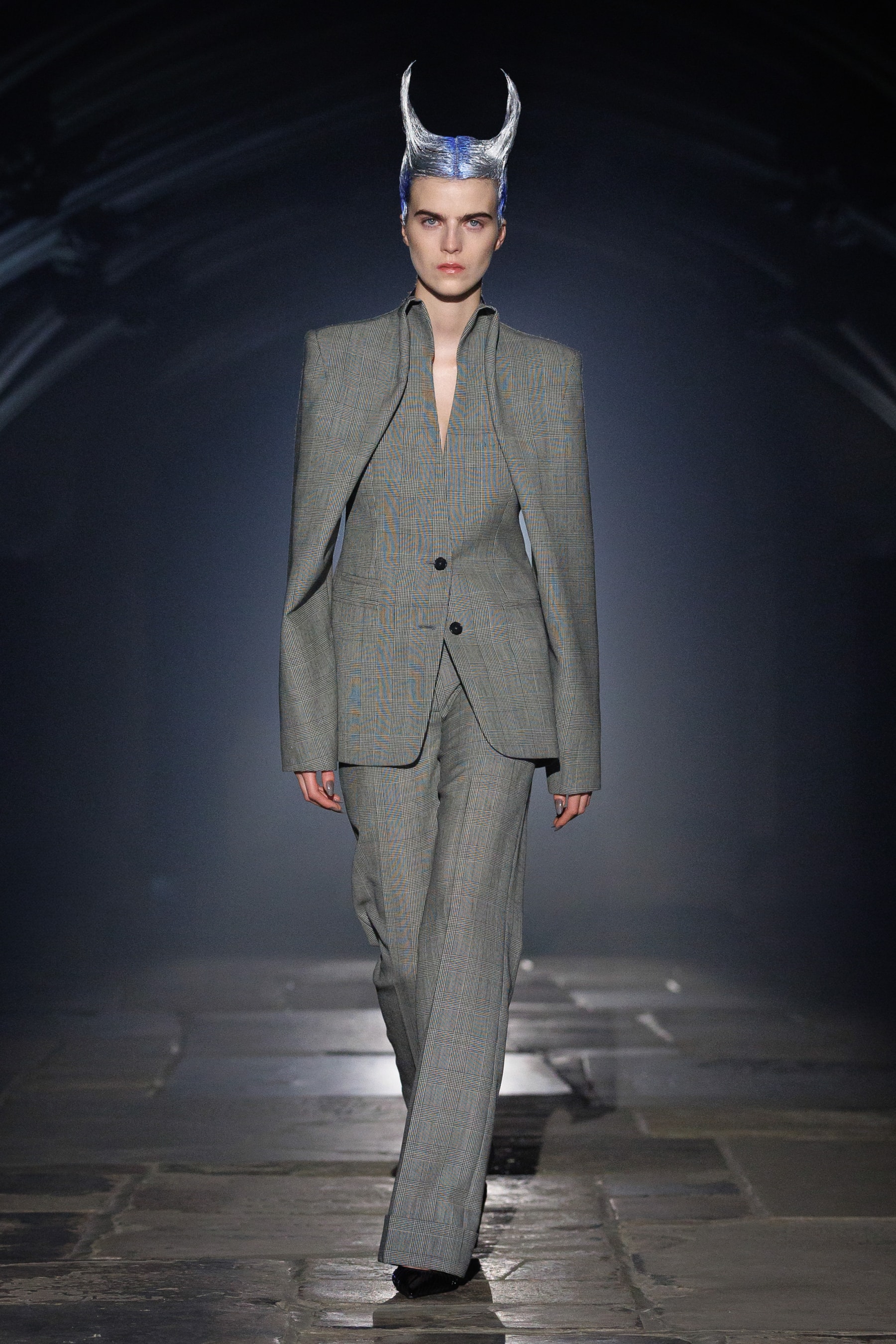 McQueen, SS27, London Fashion Week, Runways, Emilia Clarke, Alexa Chung, Salma Hayek 