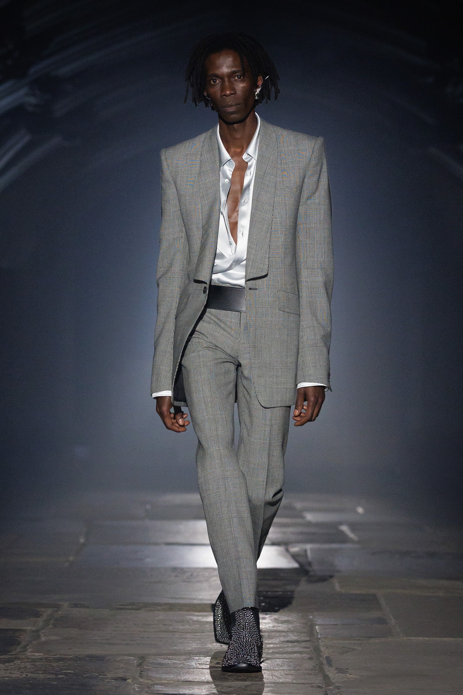 McQueen, SS27, London Fashion Week, Runways, Emilia Clarke, Alexa Chung, Salma Hayek 