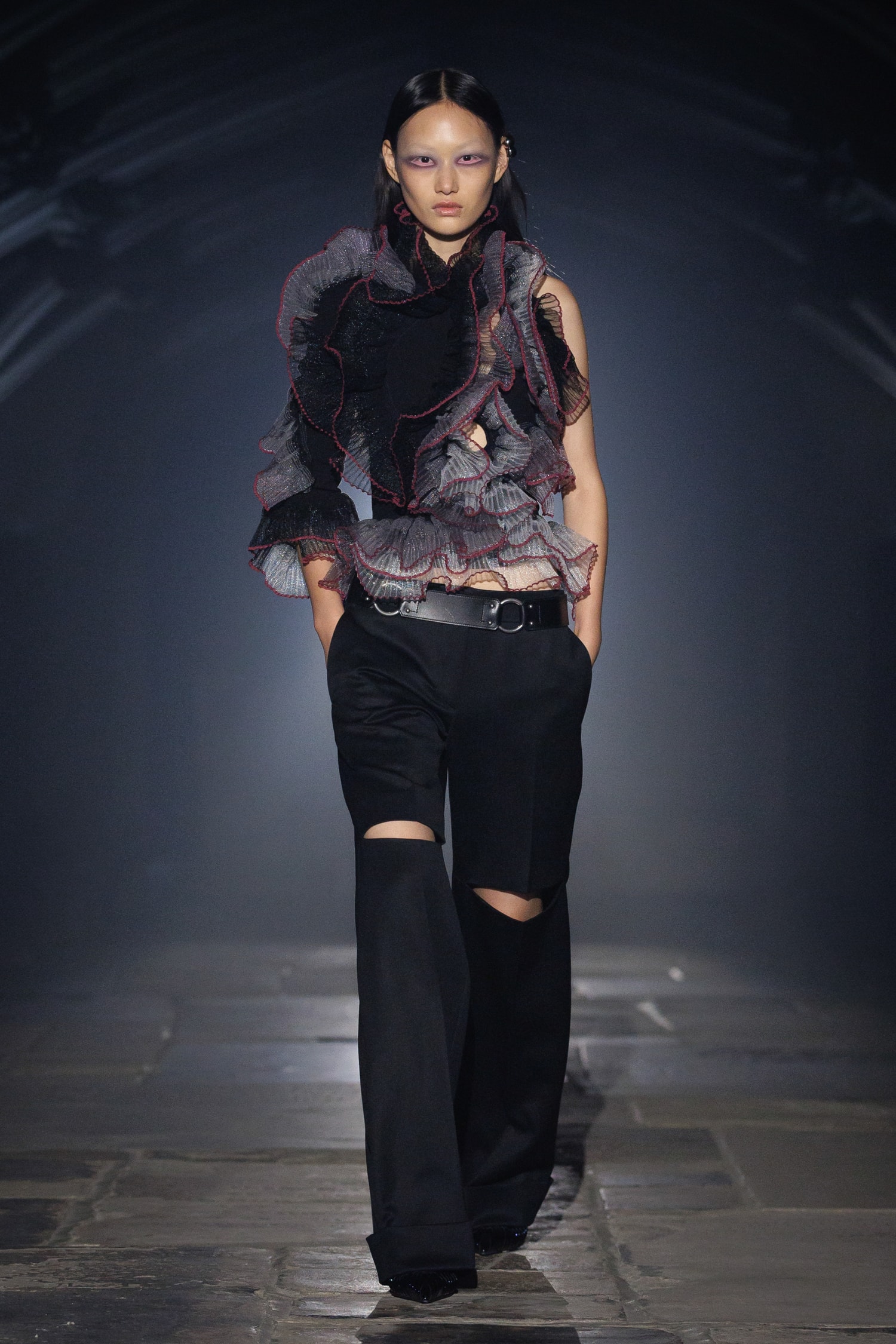 McQueen, SS27, London Fashion Week, Runways, Emilia Clarke, Alexa Chung, Salma Hayek 