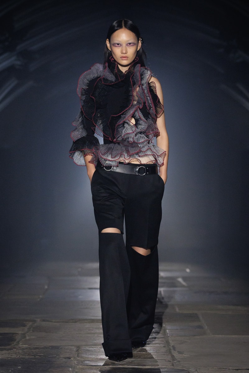 McQueen, SS27, London Fashion Week, Runways, Emilia Clarke, Alexa Chung, Salma Hayek 